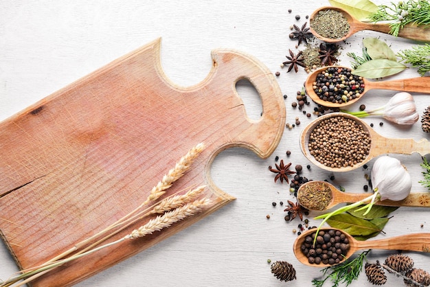 Stół z kolorowymi składnikami i przyborami kuchennymi